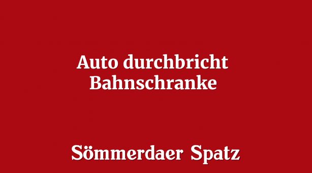Auto durchbricht Bahnschranke